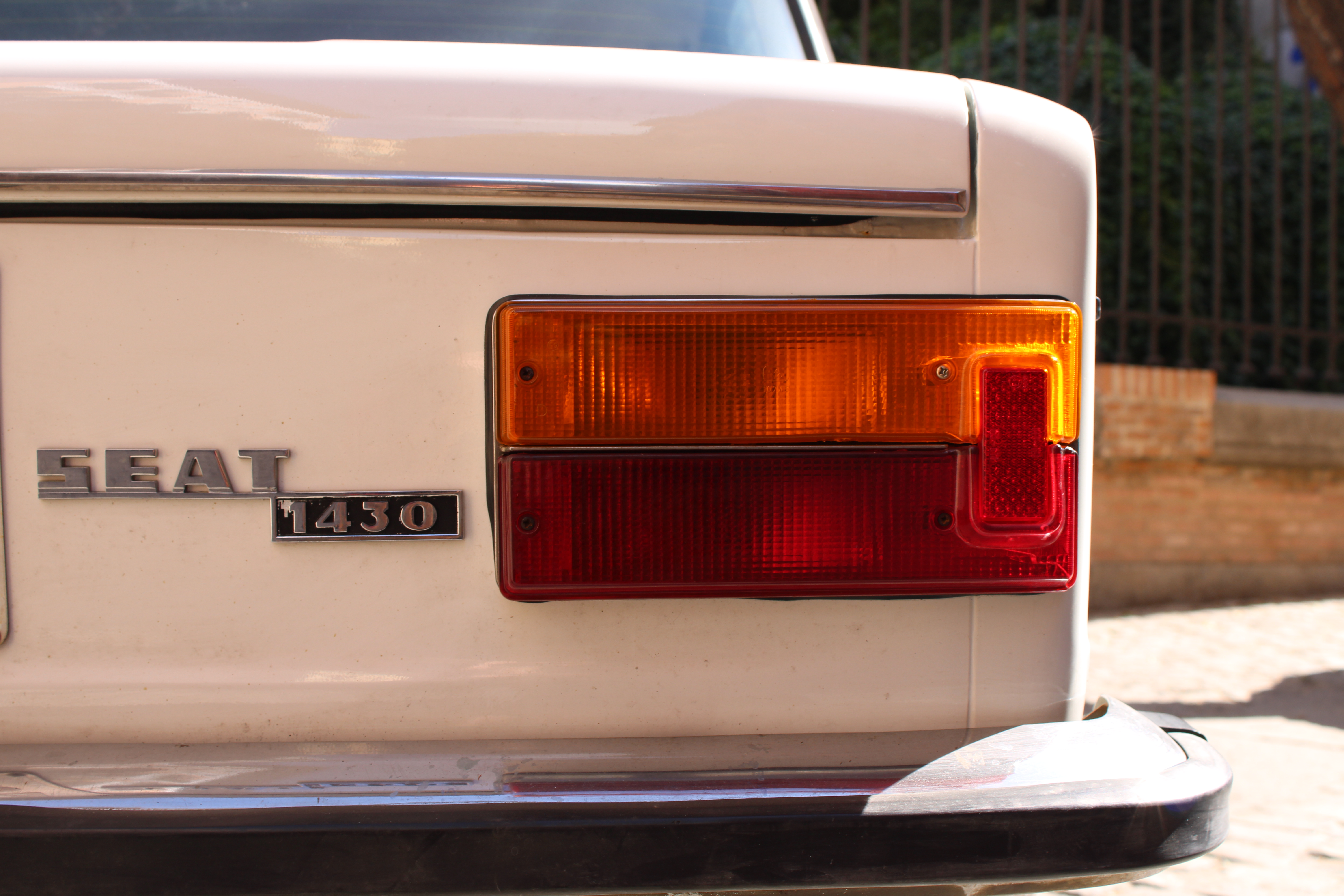 Vista trasera de un SEAT 1430, mostrando las luces traseras y la insignia del modelo.
